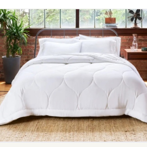 Luxurious White Comforter - Picture 1 of 6